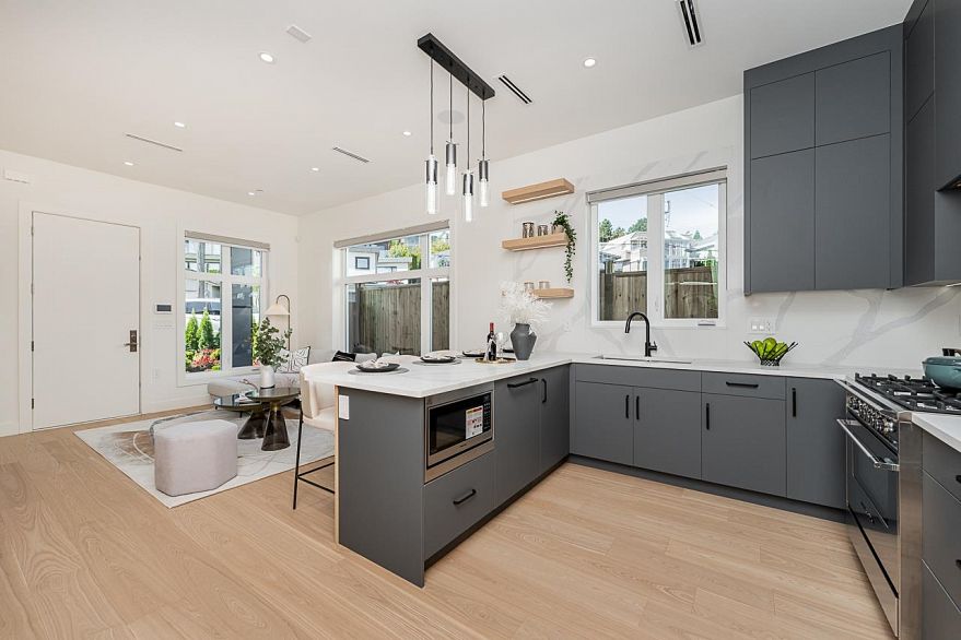 2835 Oliver Crescent