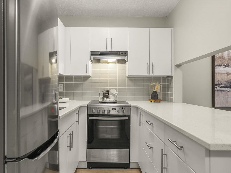 216 1990 W 6th Avenue