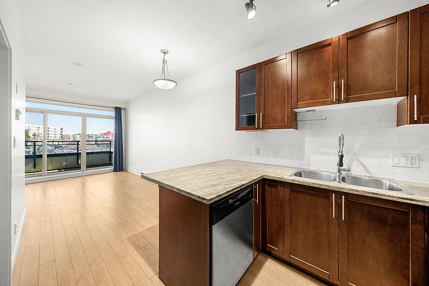 PH8 688 E 17th Avenue