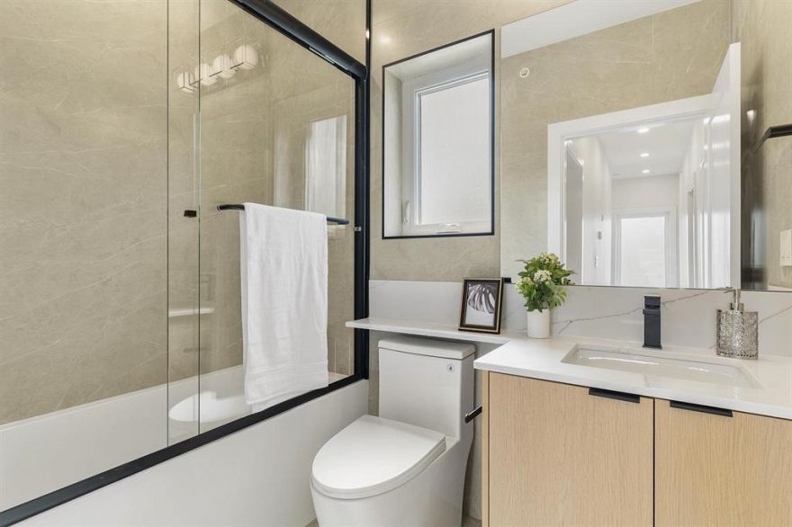 1 1243 Nootka Street