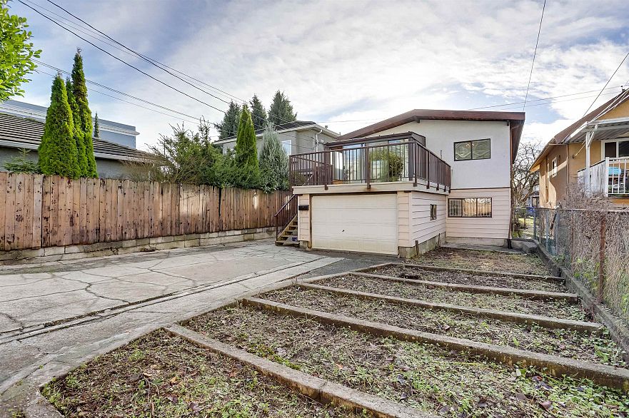 2579 E Pender Street