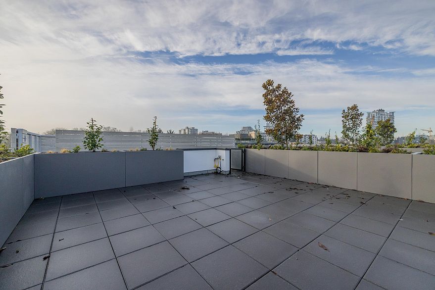 520 2471 St George Street