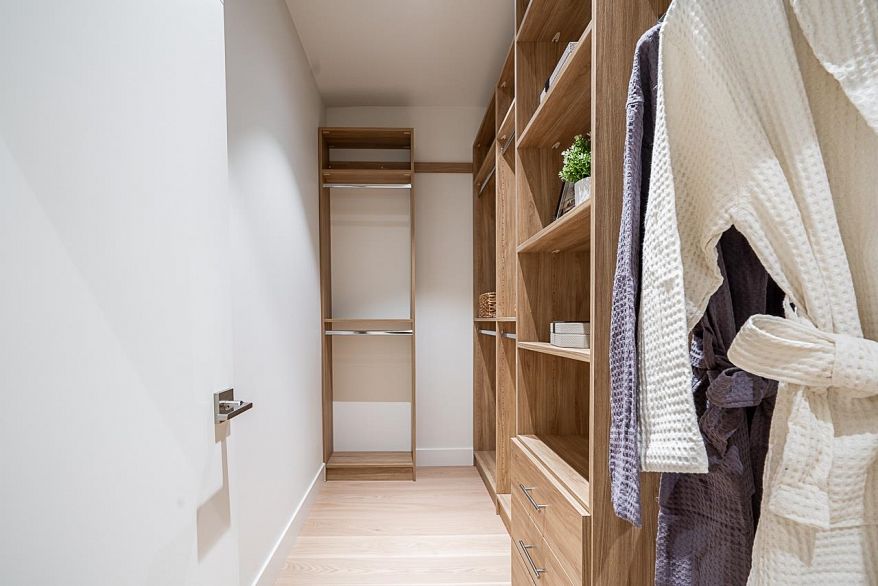 2833 Oliver Crescent