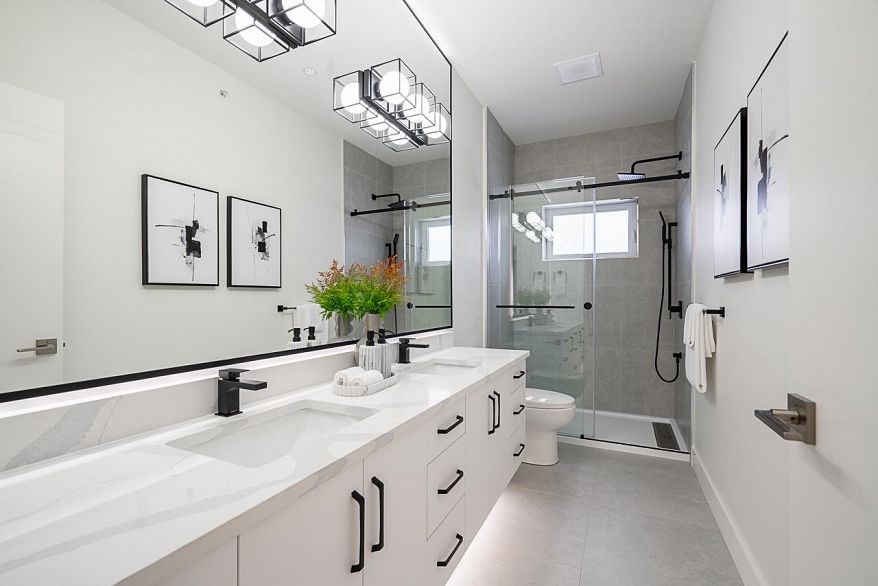 2833 Oliver Crescent