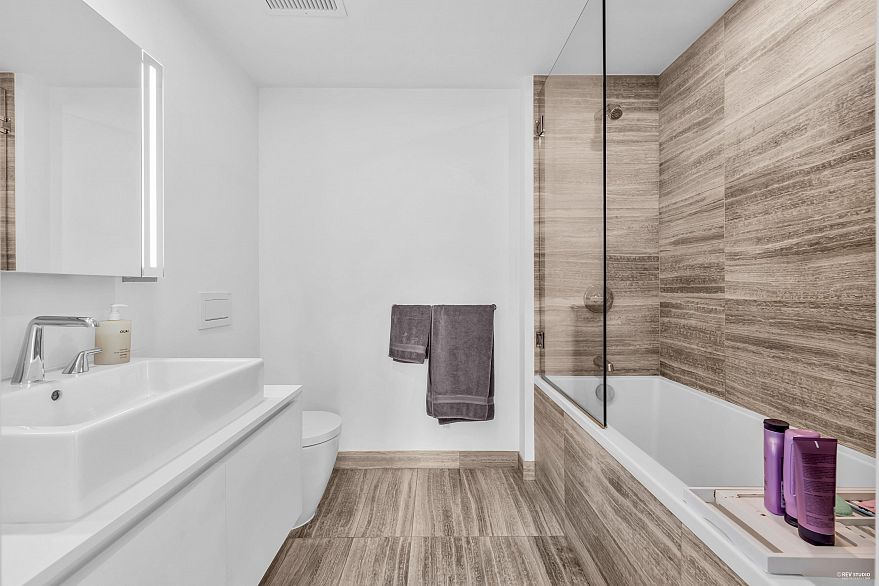 303 1480 Howe Street