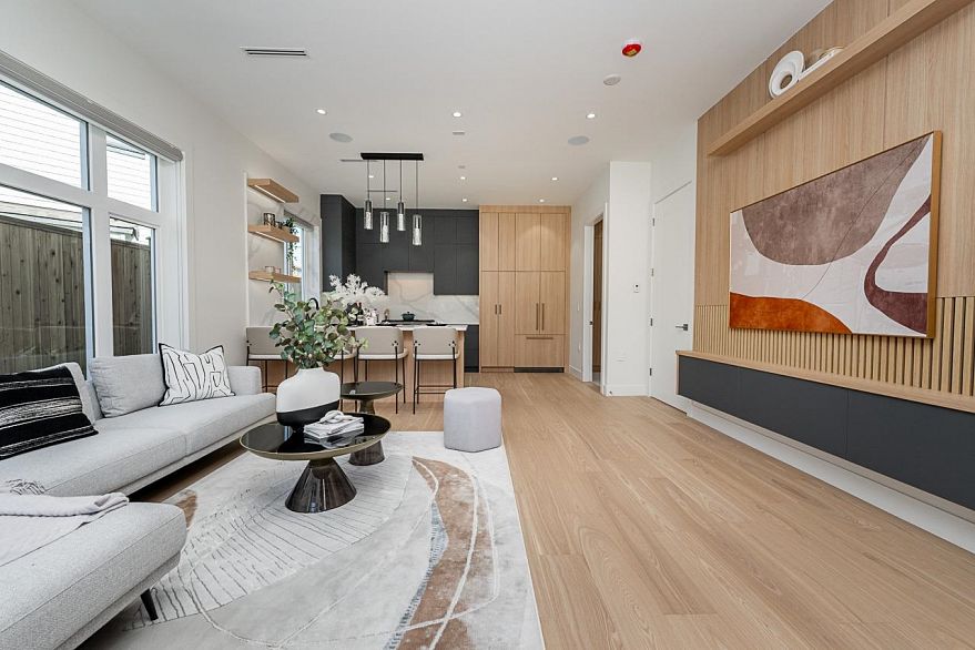 2835 Oliver Crescent