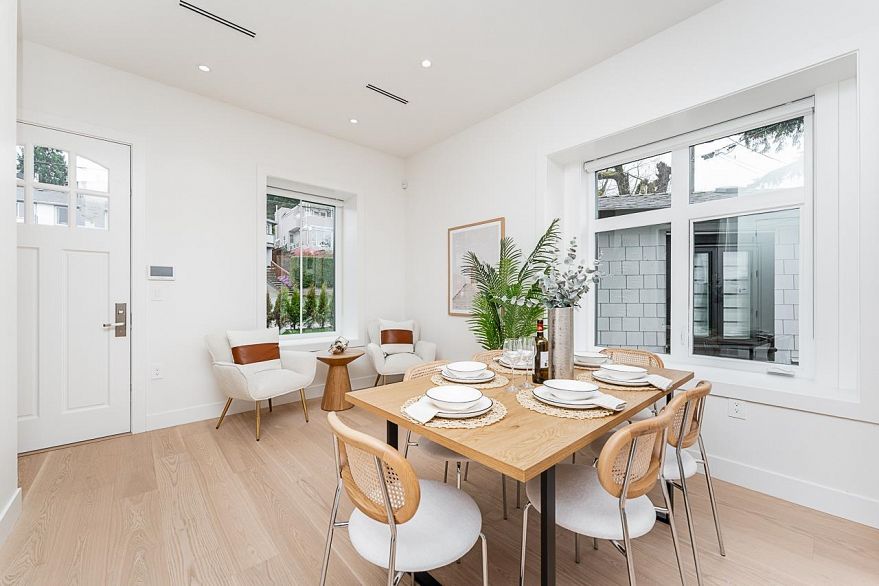 2 2837 Oliver Crescent