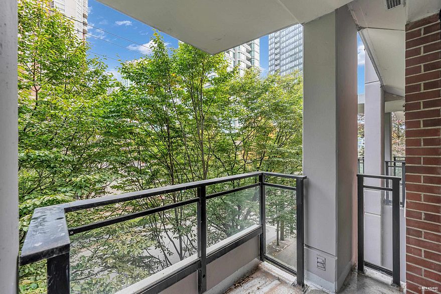 410 909 Mainland Street