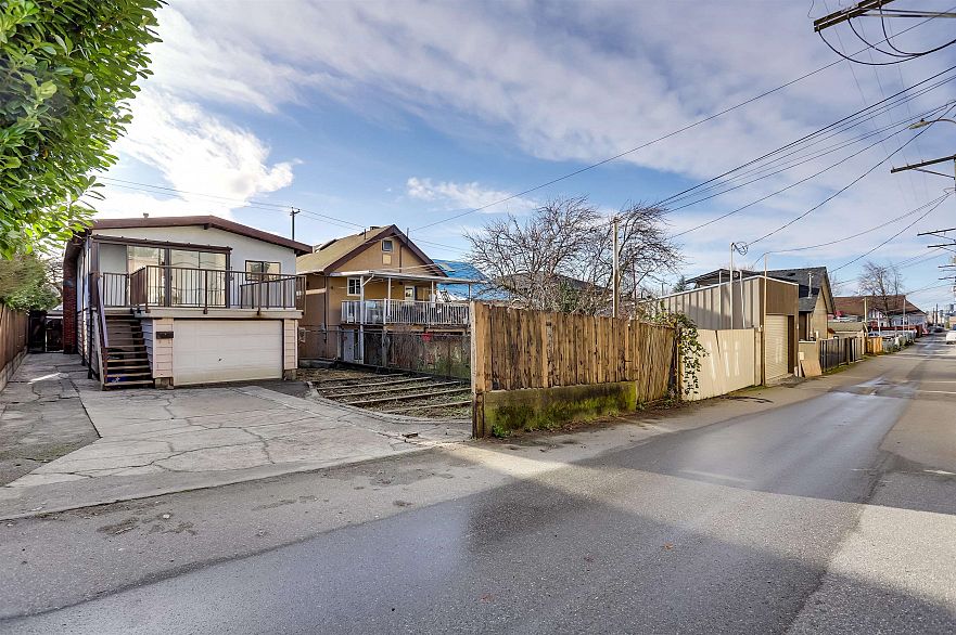 2579 E Pender Street