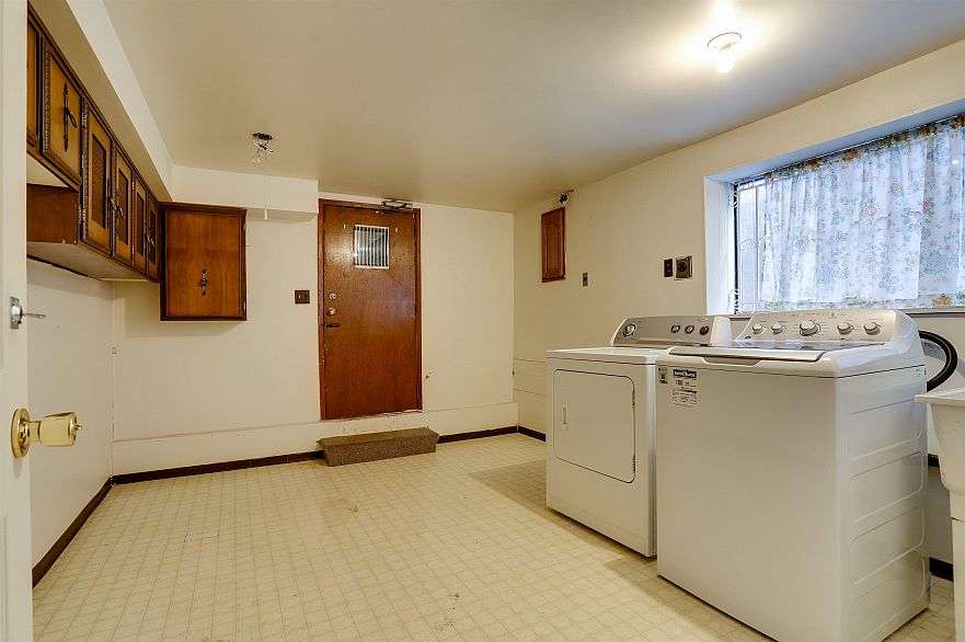 2579 E Pender Street