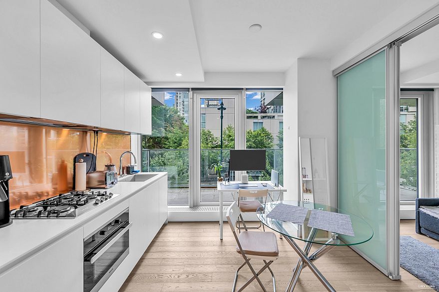 303 1480 Howe Street