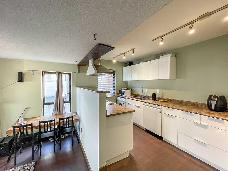 414 1435 NELSON STREET, Vancouver BC V6G 2Z3