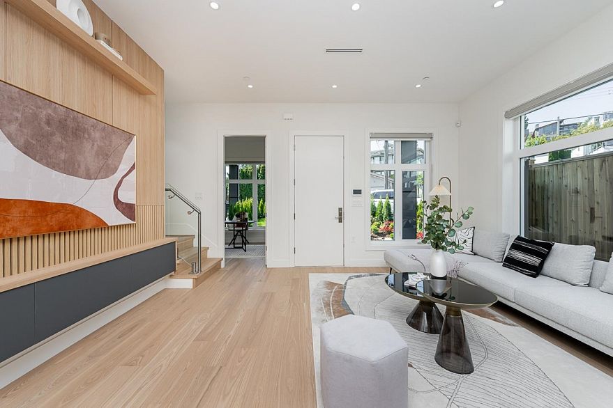 2835 Oliver Crescent