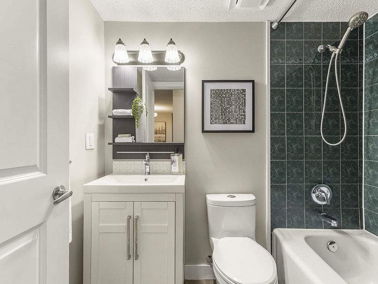 216 1990 W 6th Avenue