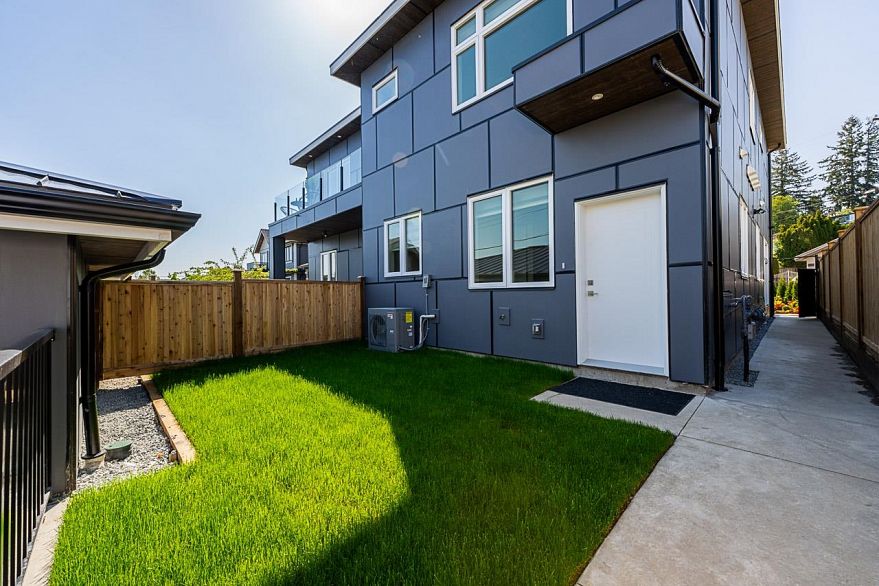 2835 Oliver Crescent