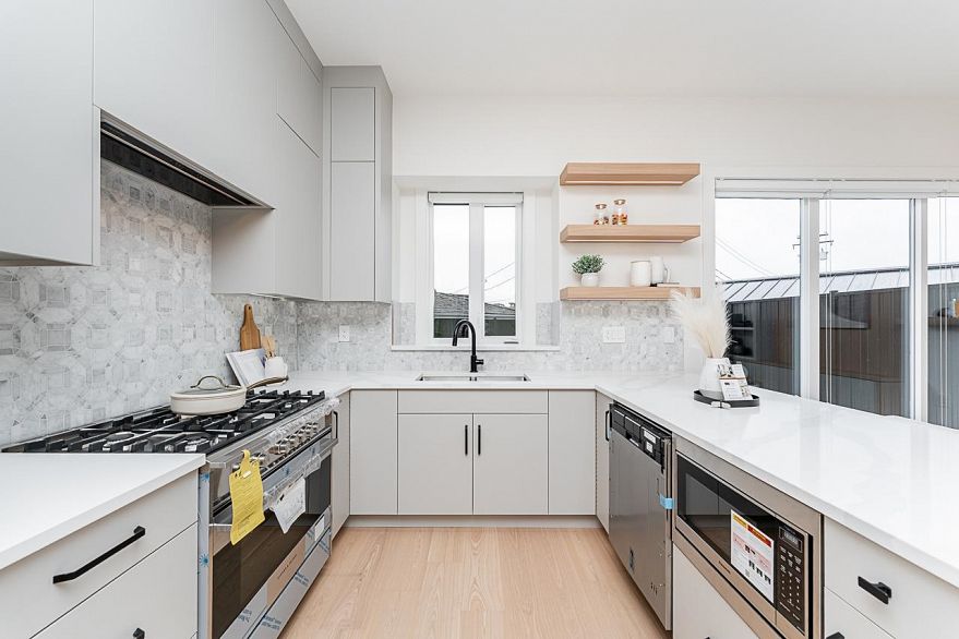 2 2837 Oliver Crescent