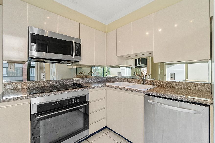 402 1818 Robson Street