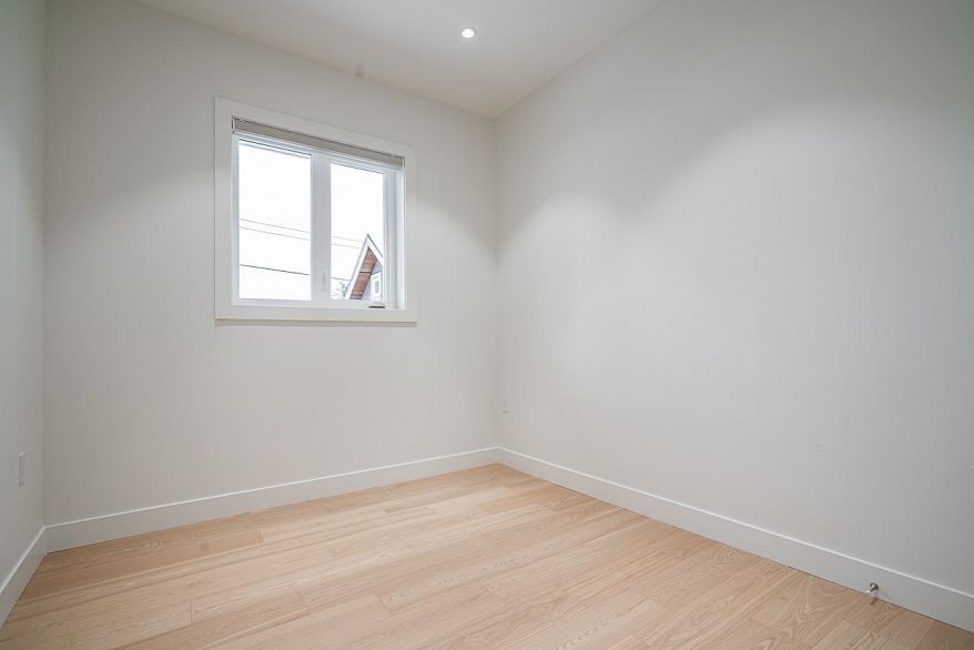 2833 Oliver Crescent