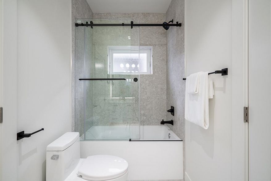 2833 Oliver Crescent