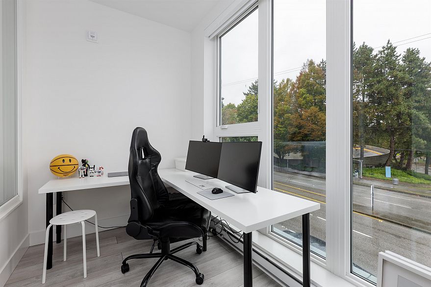 204 979 E 19th Avenue