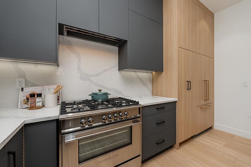 2835 Oliver Crescent