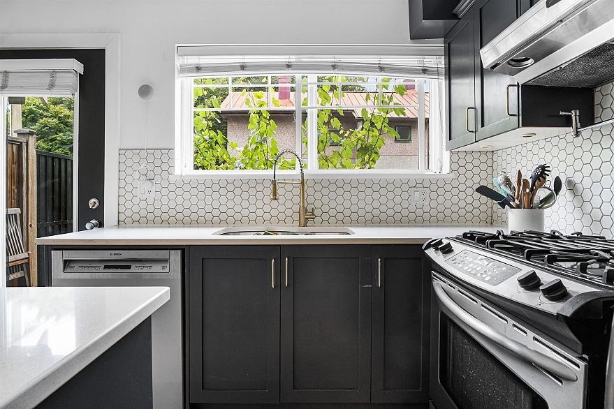 5 1638 E Georgia Street