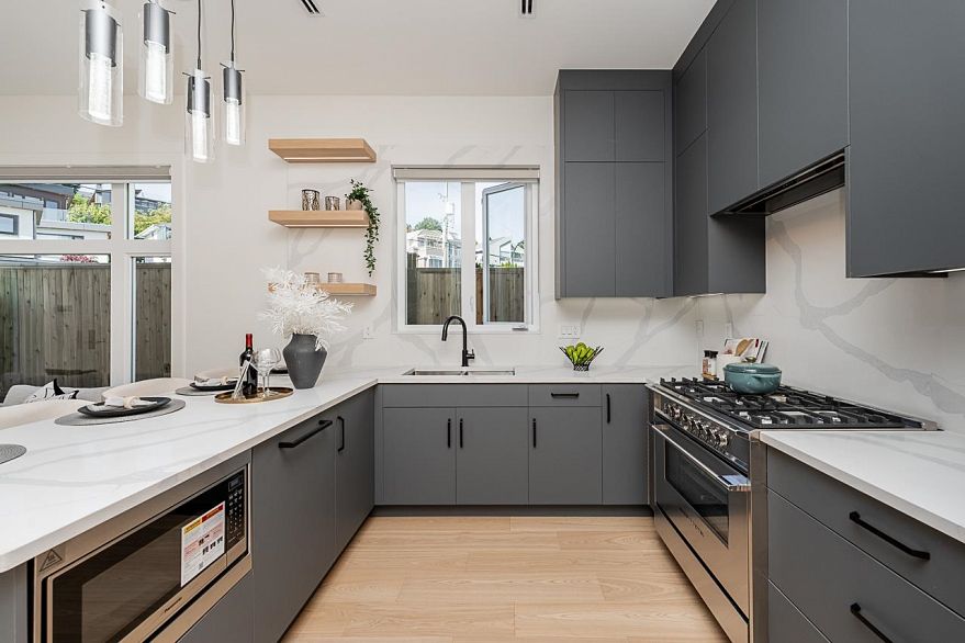 2835 Oliver Crescent