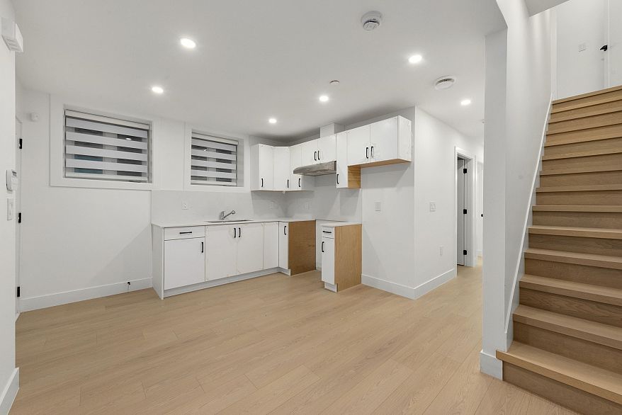 2 7361 Fraser Street