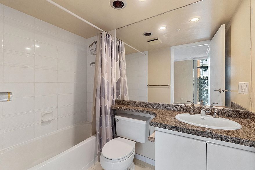 402 1818 Robson Street