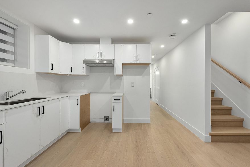 2 7361 Fraser Street