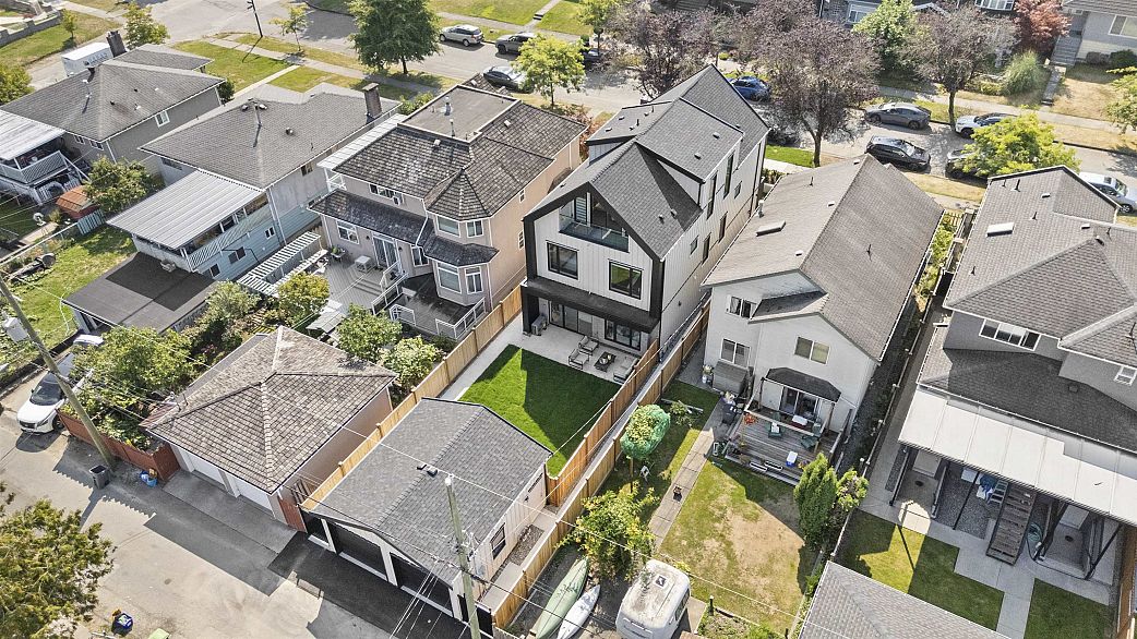 2 3563 E 25th Avenue