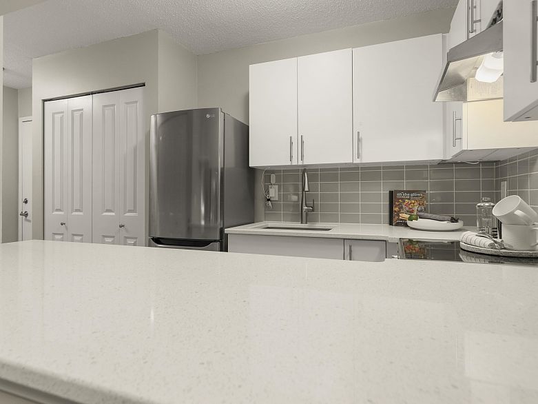 216 1990 W 6th Avenue