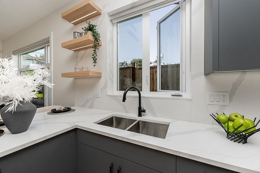 2835 Oliver Crescent