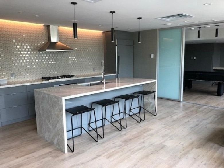 1905 8189 Cambie Street