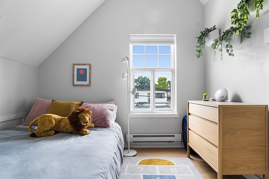 5 1638 E Georgia Street