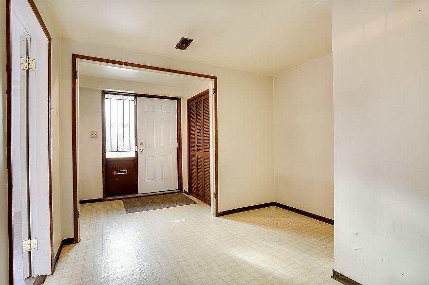 2579 E Pender Street