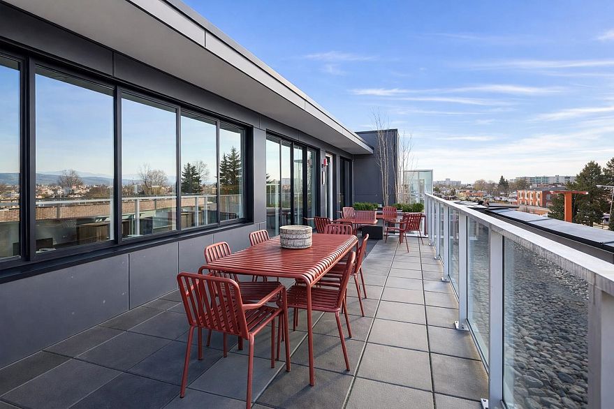 422 2471 St George Street