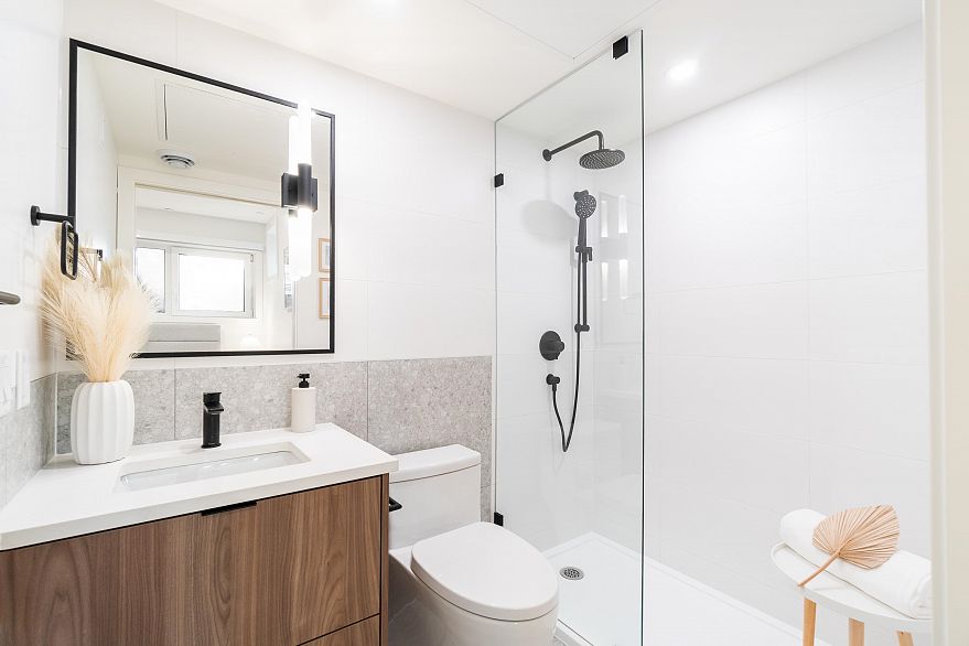 121 1552 E 3rd Avenue