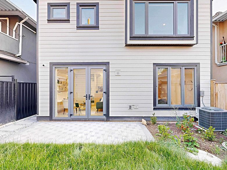 2 3425 Archimedes Street