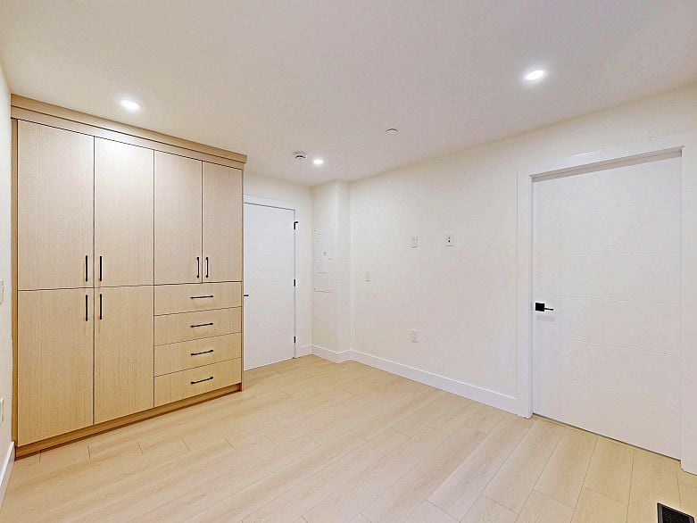 2 3425 Archimedes Street