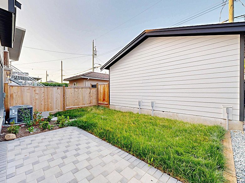 2 3425 Archimedes Street