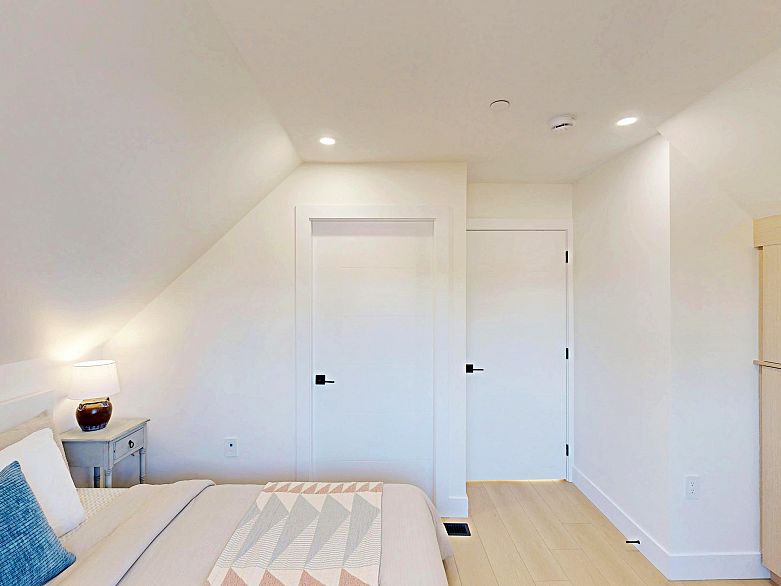 2 3425 Archimedes Street