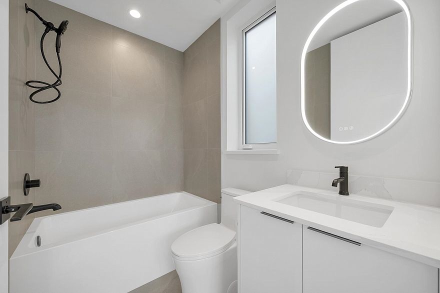 2 4023 W 18th Avenue