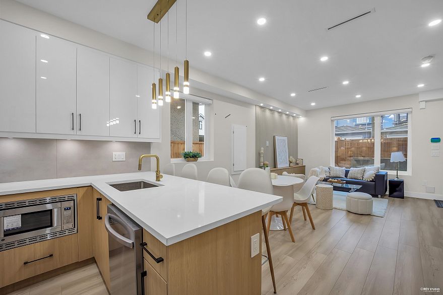 2 1577 E 58th Avenue