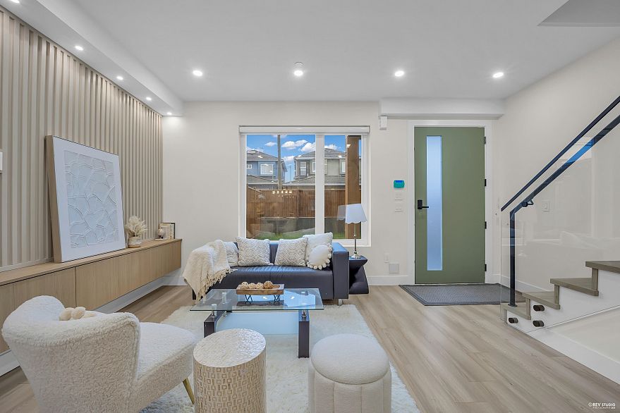 2 1577 E 58th Avenue