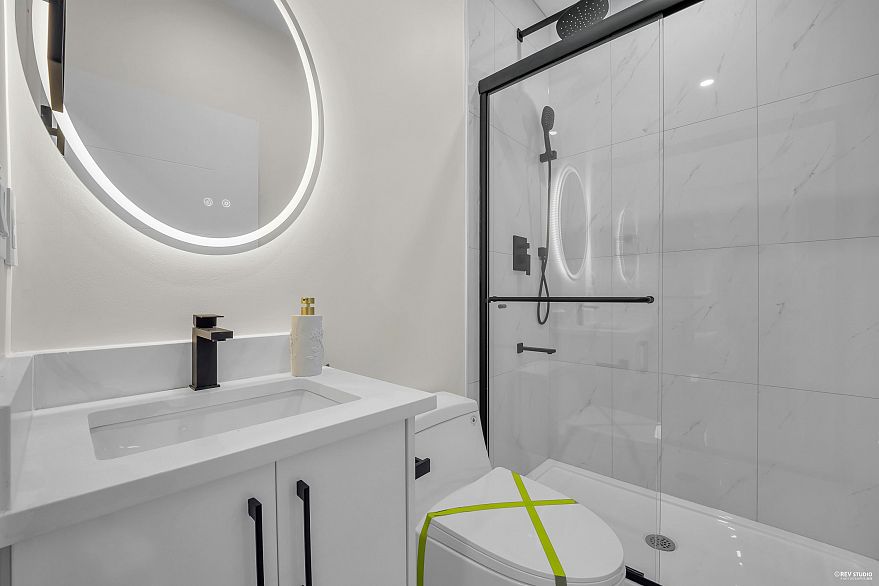 3 1577 E 58th Avenue