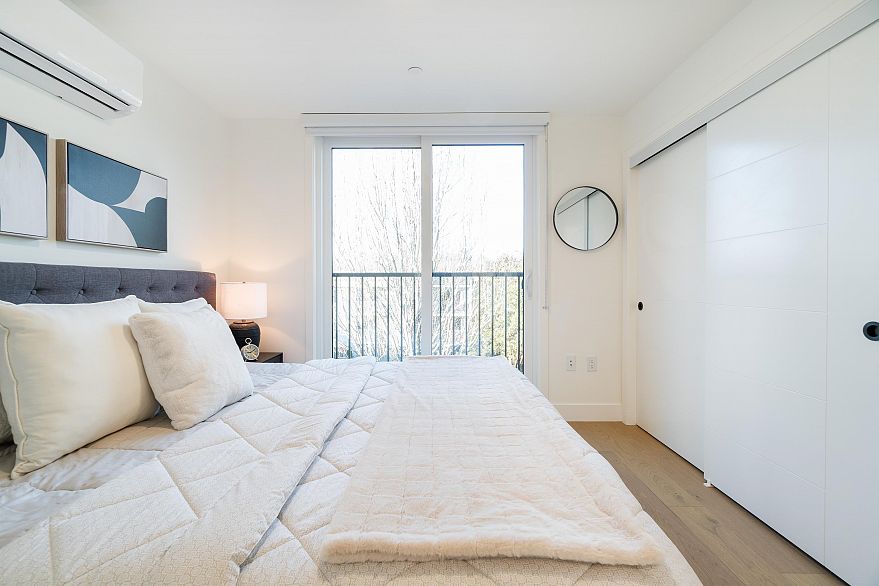 122 1552 E 3rd Avenue