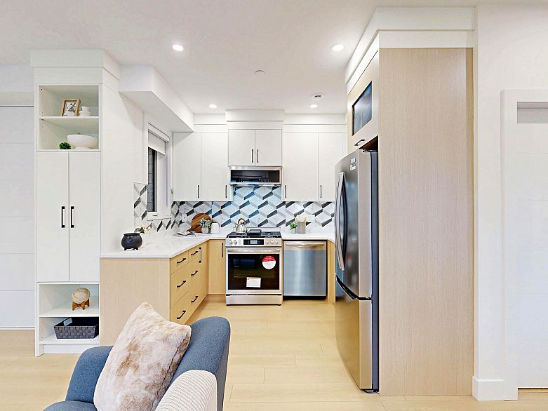 2 3425 Archimedes Street