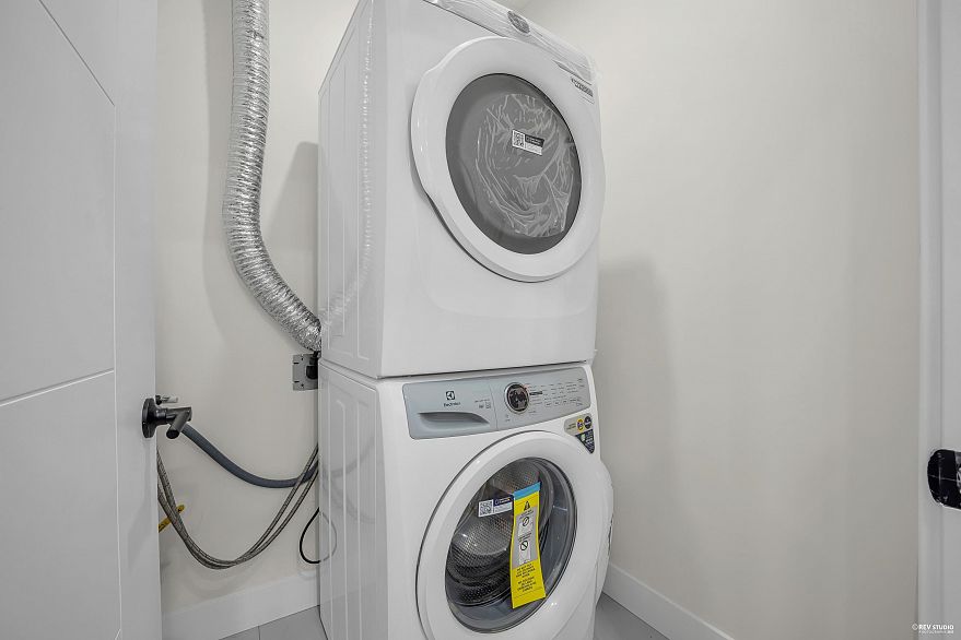 2 1577 E 58th Avenue