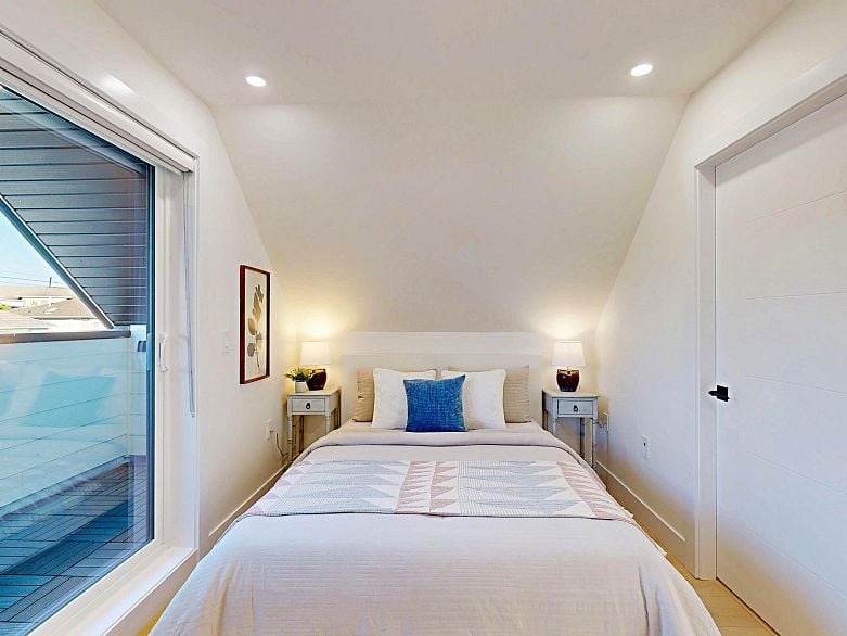 2 3425 Archimedes Street